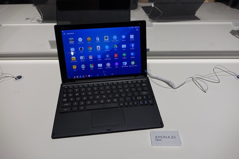 Dzięki klawiaturze z Xperia Z4 Tablet można zrobił mały komputer z Androidem /INTERIA.PL