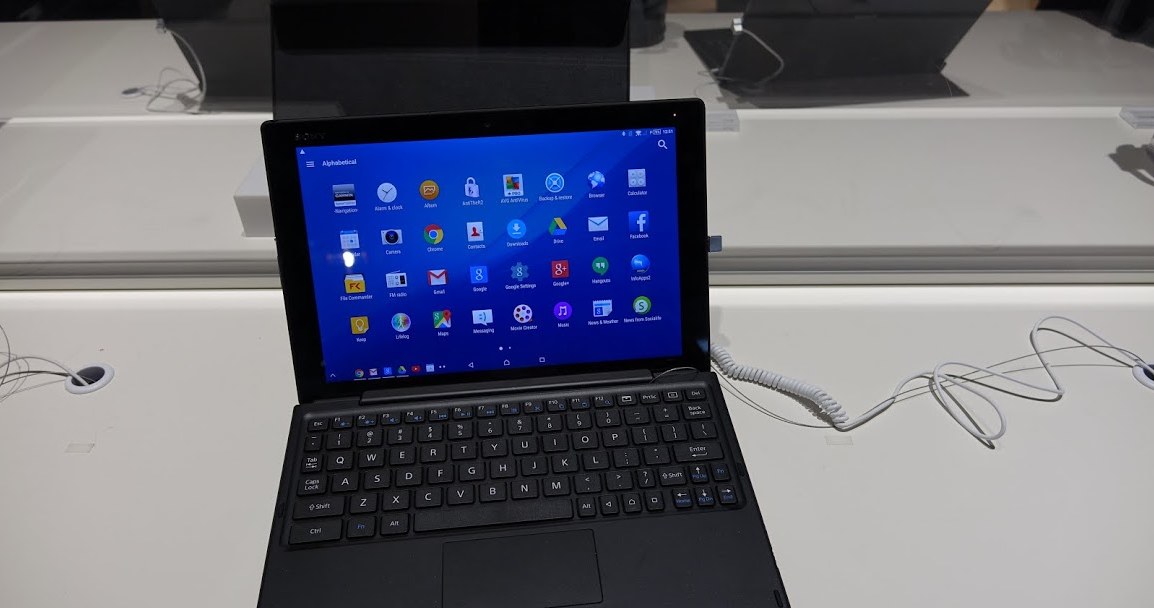 Dzięki klawiaturze z Xperia Z4 Tablet można zrobił mały komputer z Androidem /INTERIA.PL