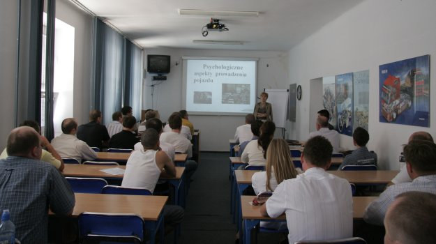 Dzięki lukom w prawie ze szkolenia redukującego punkty skorzystać mogą kierowcy, którzy przekroczyli ich limit. /Motor