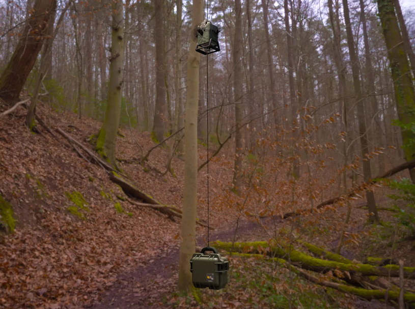 Dzięki modułowi transportowemu opuszczanemu z drona paczkę można dostarczyć nawet do odbiorcy znajdującego się w lesie / zdjęcie: BMT /domena publiczna