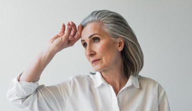 Dzięki nim włosy siwieją znacznie później. Stosuj regularnie, a zaoszczędzisz na fryzjerze