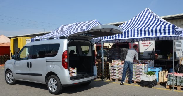 Dzięki ogromnemu bagażnikowi, osobowe Combo może – w razie potrzeby – pełnić rolę auta dostawczego. /Motor