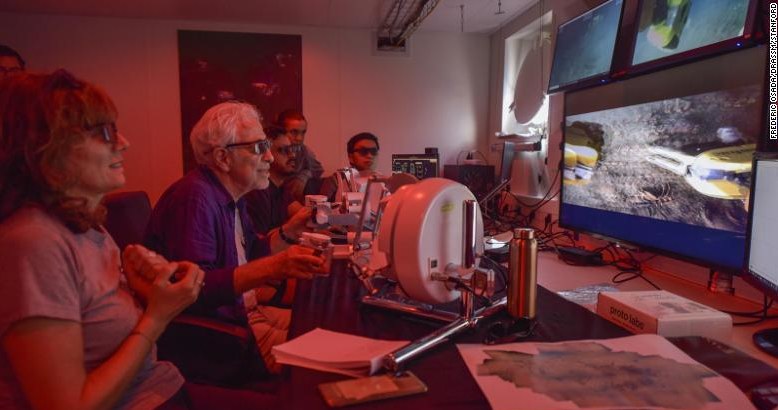 Dzięki okularom 3D operator robota może bardzo precyzyjnie sterować jego ramionami / zdjęcie: Stanford Robotics Lab /domena publiczna