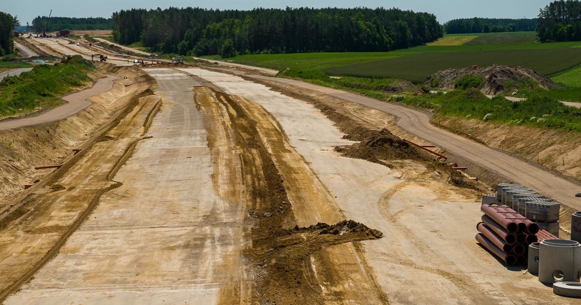 Dzięki pieniądzom z Unii Polska wychodzi z transportowej zapaści. To dzięki nowym drogom z roku na rok spada liczba wypadków. /GDDKiA