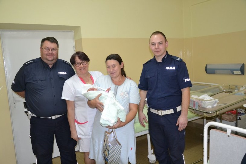 Dzięki policjantom dziecko przyszło na świat w szpitalu, a nie w samochodzie /Policja