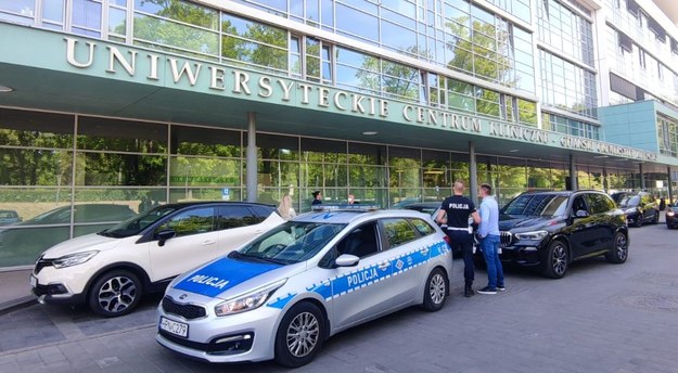 Dzięki policyjnej eskorcie mężczyzna dotarł na operację ratującą życie /POMORSKA POLICJA /Policja