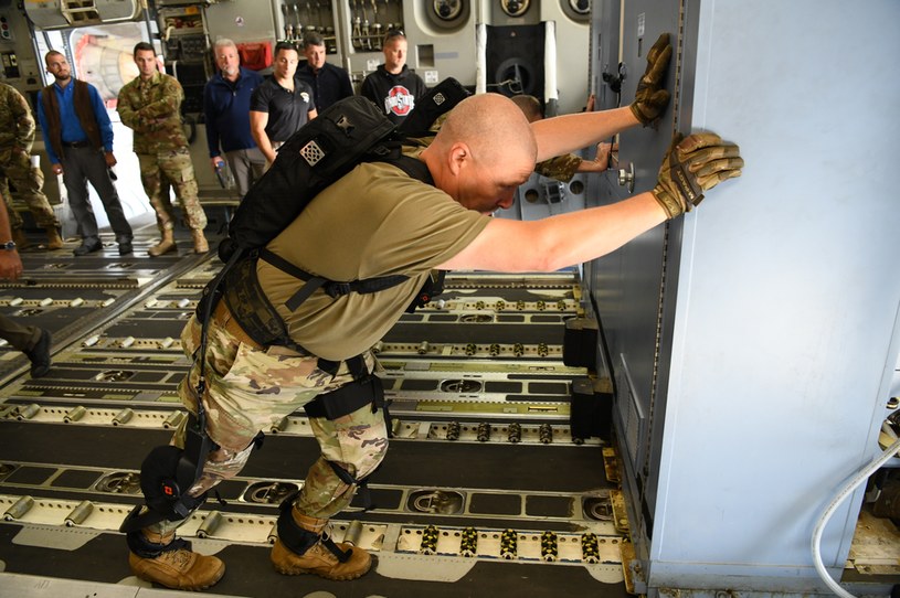 Dzięki pomocy egzoszkieletu żołnierze byli w stanie sami przenosić ciężary, do których normalnie potrzebowaliby pomocy kilku osób /Patrick O’Reilly/U.S. Air Force /materiały prasowe