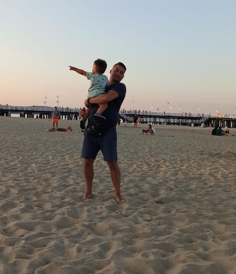 Dzięki pomocy policjanta dziewczynka szczęśliwie wróciła do swojego ojca /Policja Pomorska /