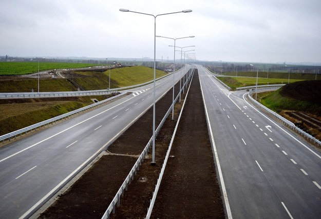 Dzięki porozumieniu koncernów paliwowych będziemy przez rok jeździć za darmo nowymi odcinkami autostrad /Fot. Darek Delmanowicz /PAP