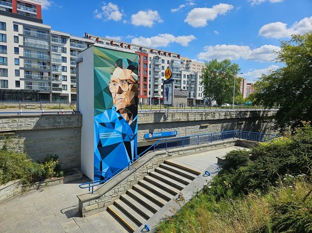 Dzięki projektowi z Budżetu Obywatelskiego na stacji metra Służew powstał mural z podobizną Zdzisława Beksińskiego /Zarząd Transportu Miejskiego w Warszawie /