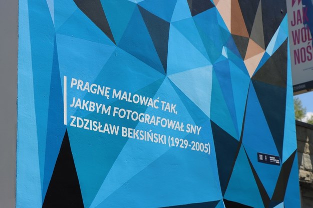 Dzięki projektowi z Budżetu Obywatelskiego na stacji metra Służew powstał mural z podobizną Zdzisława Beksińskiego /Zarząd Transportu Miejskiego w Warszawie /