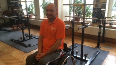 Dzięki rewolucyjnej operacji odzyskał czucie w nogach. "Na początku było mrowienie, potem ruch"