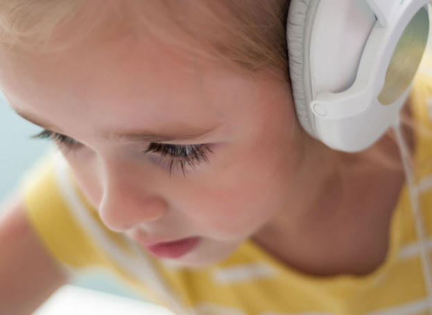 Dzięki słuchawkom i przenośnym odtwarzaczom dziecko może słuchać muzyki praktycznie na okrągło. /123RF/PICSEL