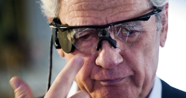 Dzięki takim "okularom" można odzyskać wzrok /AFP