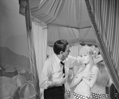 Dzięki tej roli Bardot ukształtowała swój aktorski wizerunek kobiety-dziecka, niezważającej na obowiązujące normy obyczajowe i konwenanse oraz śmiało je przekraczającej.

Po latach Vadim, który był jej pierwszym mężem, napisał, że "Brigitte nigdy nie dojrzała. Przeciwnie - im bardziej z powodu sukcesów obdarzano ją zainteresowaniem, tym silniej wymagała ciepła i sympatii w kontaktach prywatnych (...) rozwinęła subtelniejszą formę tyranii - nie dający się zaspokoić głód miłości".