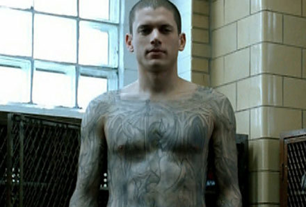 Dzięki temu tatuażowi główny bohater planuje uciec z więzienia /Polsat