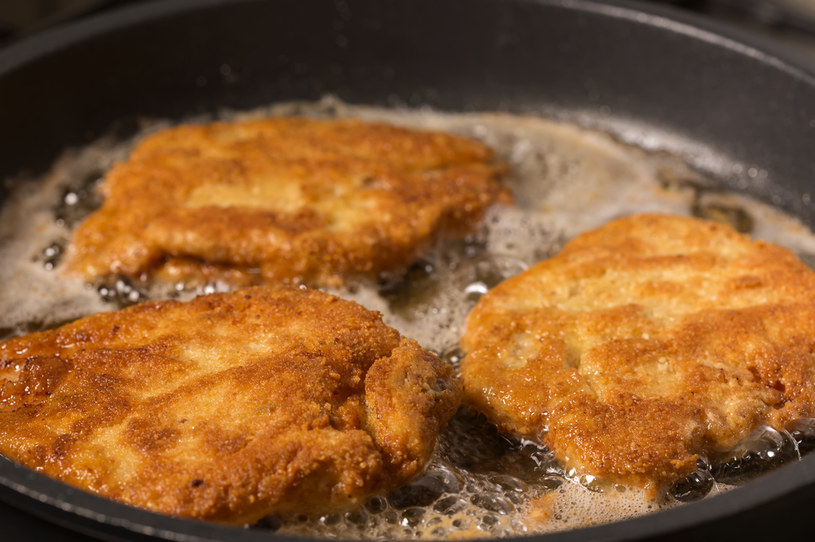 Dzięki tym trikom, kotlet schabowy będzie obłędnie pyszny. Do panierki dodaj jeden składnik