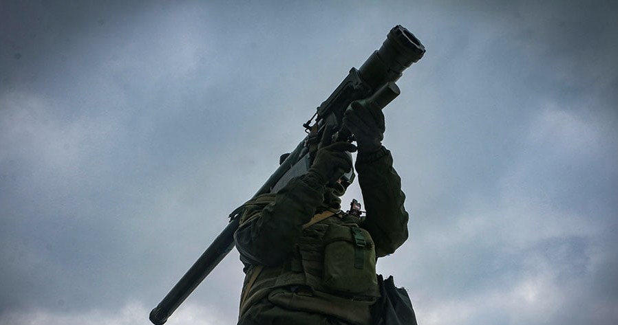 Dzięki wyrzutniom MANPADS jak polski PPZR Piorun, Ukraińcy są w stanie często "zamknąć niebo" dla rosyjskich samolotów operujących na niskich wysokościach /@UAWeapons /Twitter