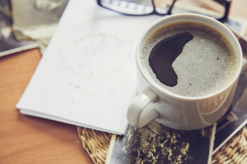 Dzięki zawartości kofeiny kawa pełni rolę stymulującą. Pobudza organizm, zwiększa sprawność myślenia, znosi zmęczenie psychiczne i fizyczne. Ze względu na swoje właściwości pita jest przede wszystkim rano, często w dużych ilościach. /123RF/PICSEL