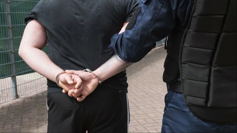 Dzięki zgłoszeniu oszustwa lub jego podejrzenia na policję, funkcjonariusze mogą szybko zareagować i złapać przestępcę /P.Dziurman /East News
