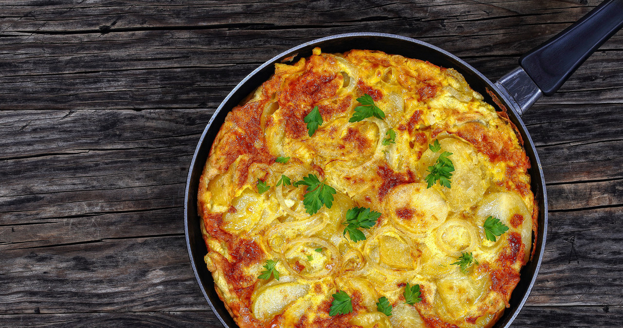 Dzięki ziemniakom omlet jest bardzo sycący. Białko zawarte w jajku sprawi, że nie będziemy głodni przez długi czas /123RF/PICSEL