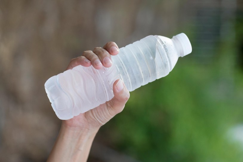 Dzięki zimnej butelce łatwo sprawdzisz, czy reagujesz negatywnie na zimno /123RF/PICSEL