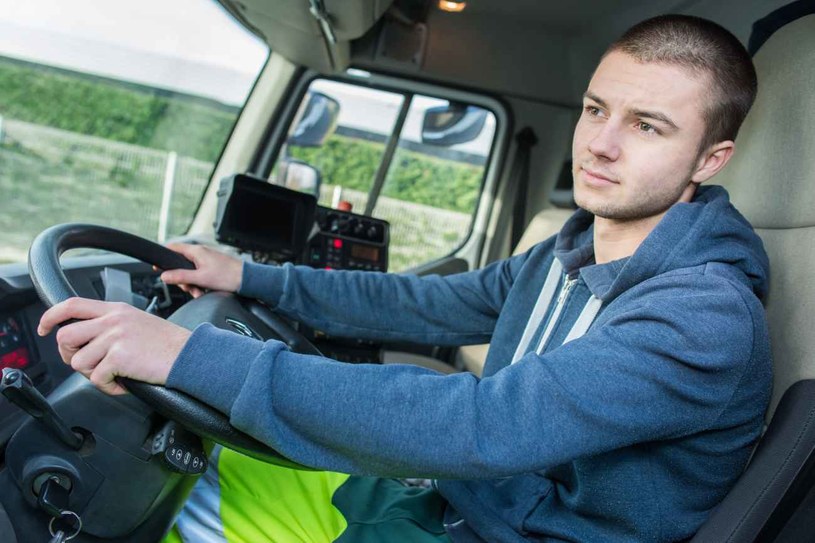 Dzięki zmianie przepisów za kierownice ciężarówek we Francji wsiądą 16-latkowie /123RF/PICSEL