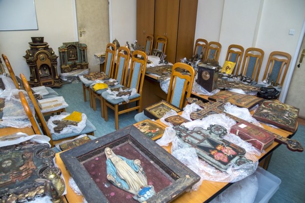 Dzieła sztuki zabezpieczono w 3 warszawskich mieszkaniach i 2 domach pod Warszawą /Policja