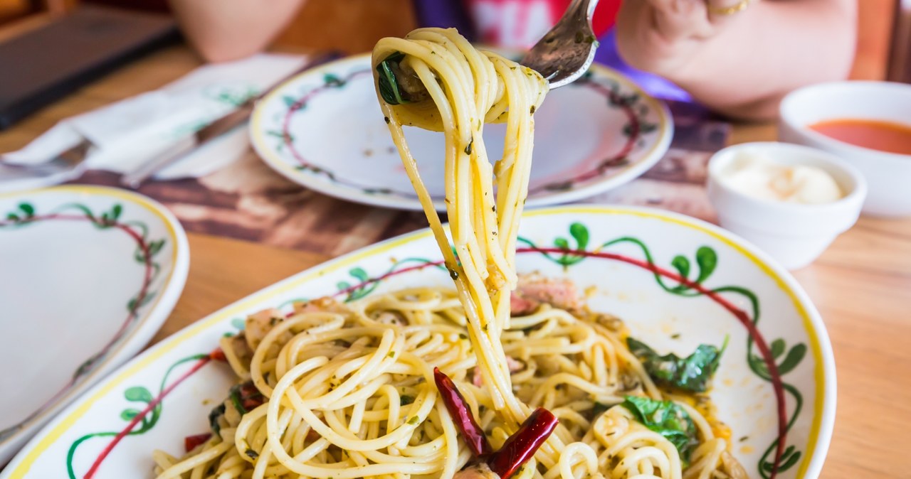 Dzielenie jedzenia to popularny motyw w restauracjach. Jednak nie we wszystkich /123RF/PICSEL