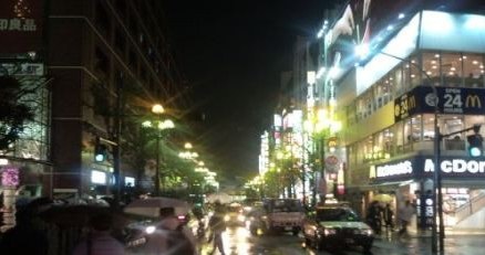Dzielnica Shinjuku w Tokio. Nocne zdjęcia w deszczu wyszły zaskakująco dobrze. /INTERIA.PL