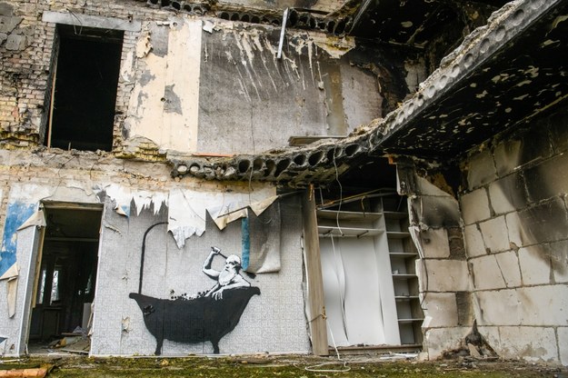 Dzieło Banksy'ego w  na elewacji zniszczonego budynku we wsi Gorenka /Vladyslav Musiienko /PAP/EPA