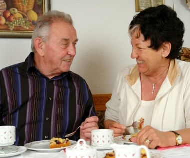 Dzień Babci i Dziadka 2024. Biorą śluby, pracują i walczą z długami. Jak żyje się polskim seniorom?