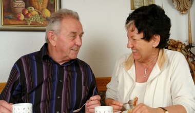 Dzień Babci i Dziadka 2024. Biorą śluby, pracują i walczą z długami. Jak żyje się polskim seniorom?