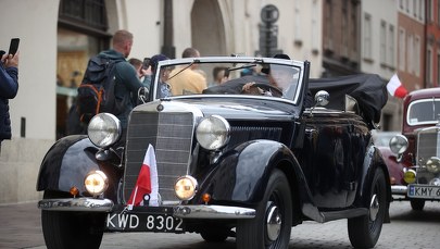 Dzień Flagi w Krakowie. 2 tys. biało-czerwonych chorągwi, zabytkowe samochody i lokalna kuchnia