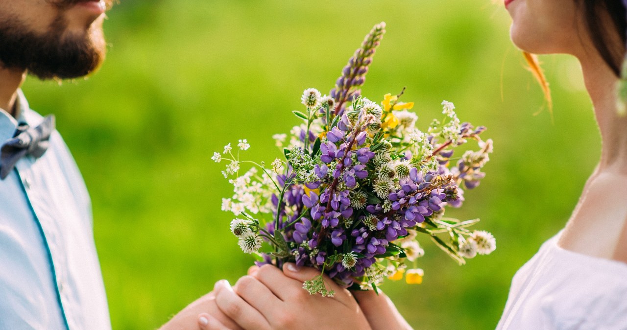 Dzień Kobiet obchodzimy 8 marca. Tego dnia nie powinniśmy wręczać niektórych gatunków kwiatów, a bukietów nie wolno zasuszać. /Pixel