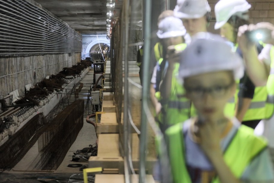 Dzień otwarty na placu budowy stacji Targówek II linii metra w Warszawie w czerwcu tego roku. /Paweł Supernak /PAP