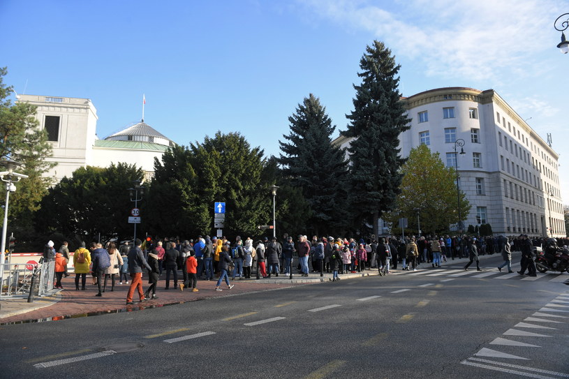 Dzień otwarty w Sejmie z okazji Święta Niepodległości, kolejka chętnych do zwiedzania / PAP/Radek Pietruszka /PAP