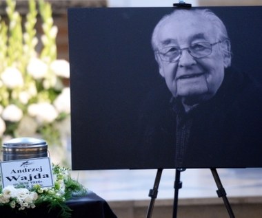 Dzień przed krakowskim pogrzebem Andrzeja Wajdy wybitnego reżysera żegnają mieszkańcy Warszawy.

W kościele św. Jacka (oo. dominikanów) przy ul. Freta o godz. 15 odprawiana jest msza żałobna (urna z prochami była wystawiona od godz. 14).

fot. Jacek Turczyk
 