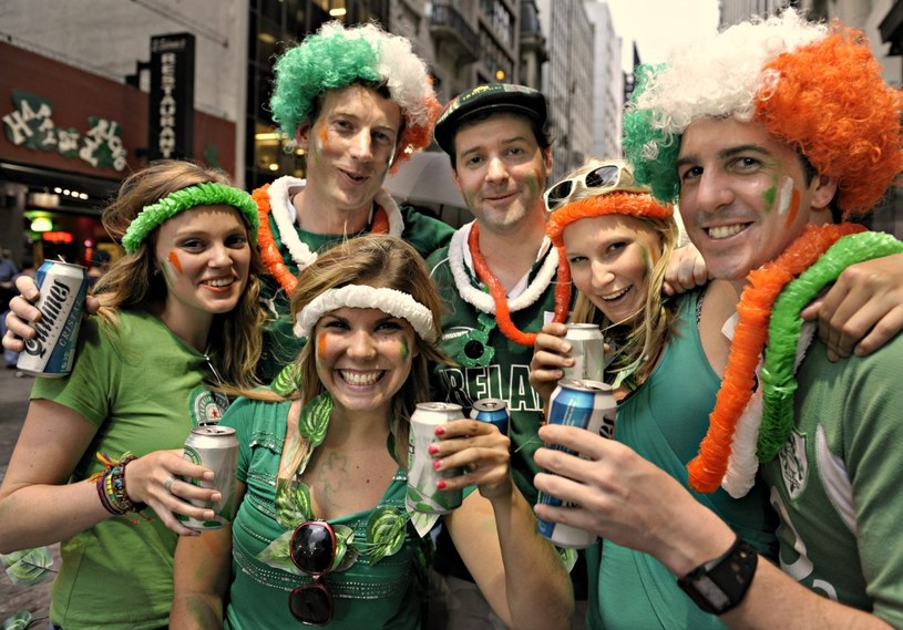 Dzień Świętego Patryka to radosne święto, którego nieodłączną częścią są parady, spotkania ze znajomymi i oczywiście picie zielonego piwa /AFP