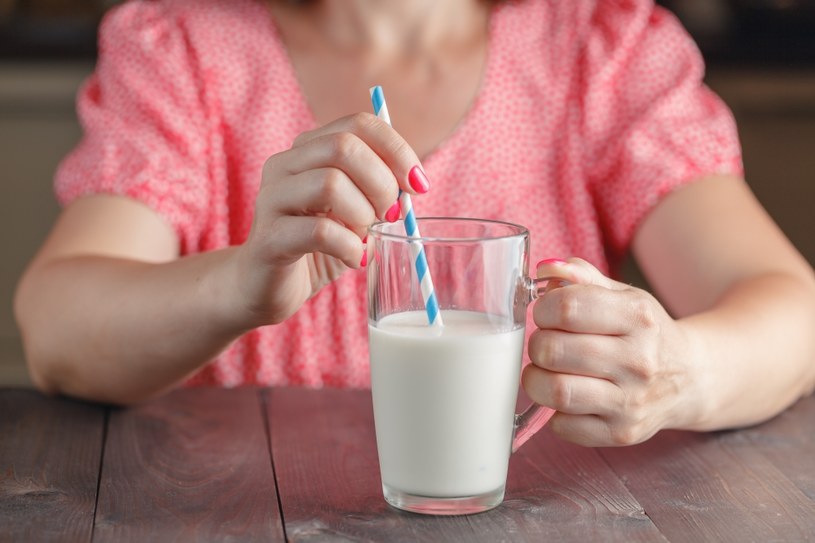 Dzienna zalecana dawka mleka dla osoby dorosłej to dwie szklanki napoju lub produktów mlecznych /123RF/PICSEL