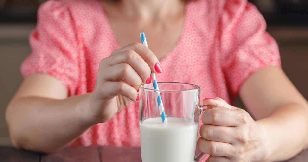 Dzienna zalecana dawka mleka dla osoby dorosłej to dwie szklanki napoju lub produktów mlecznych /123RF/PICSEL