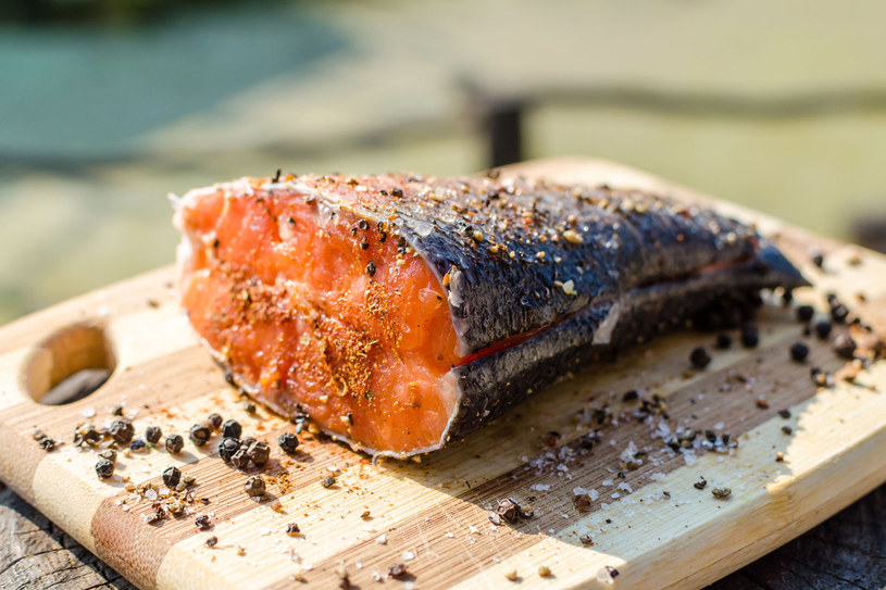 Dzienne zapotrzebowanie na kwasy omega-3 zaspokaja już kęs makreli, ale pangi musiałabyś zjeść aż 2 kg! /123RF/PICSEL