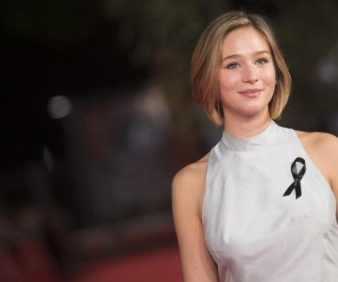 Dziennik "Corriere della Sera" zauważa, że śmierć twórcy "Powidoków" uczyniła z tego filmu jego "prawdziwy testament". Odnotowuje, że Andrzej Wajda opisuje upokorzenia i zemstę, jakich doświadczył Strzemiński, ale jednocześnie unika "uświęcania" malarza. Za wielką wartość "Powidoków" czołowy recenzent filmowy gazety uważa to, że reżyser chciał, aby uwaga widza skoncentrowana była na aspekcie wolności sztuki i dyktacie polityki. Film pobudza do "najwznioślejszej refleksji" - podsumowano.