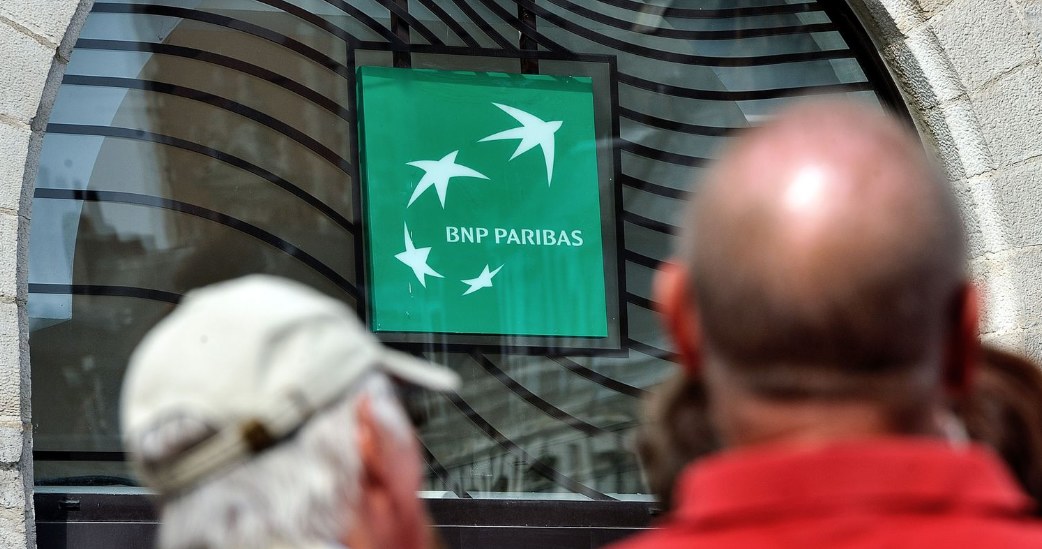 Dziennik "Le Monde" podał informacje o trwających przeszukaniach w siedzibach pięciu banków we Francji. Na liście są m.in. Societe Generale, BNP Paribas i Exane. /PHILIPPE HUGUEN / AFP /AFP