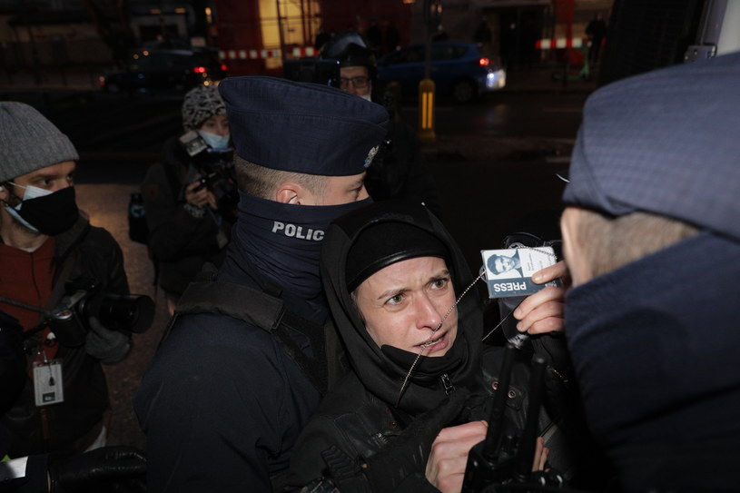 Dziennikarka Agata Grzybowska zatrzymana przez policję /Andrzej Hulimka  /Agencja FORUM