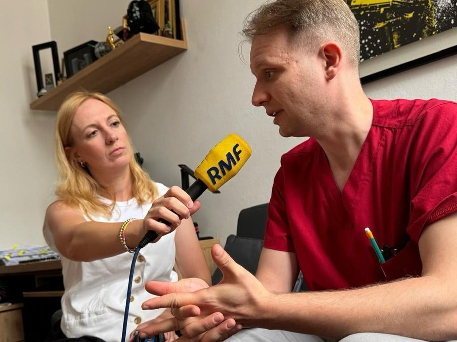 Dziennikarka portalu Twoje Zdrowie RMF24 - rozmawia z lek. Mateuszem Kaczmarczykiem, ortopedą z Wojskowego Szpitala Klinicznego w Krakowie /