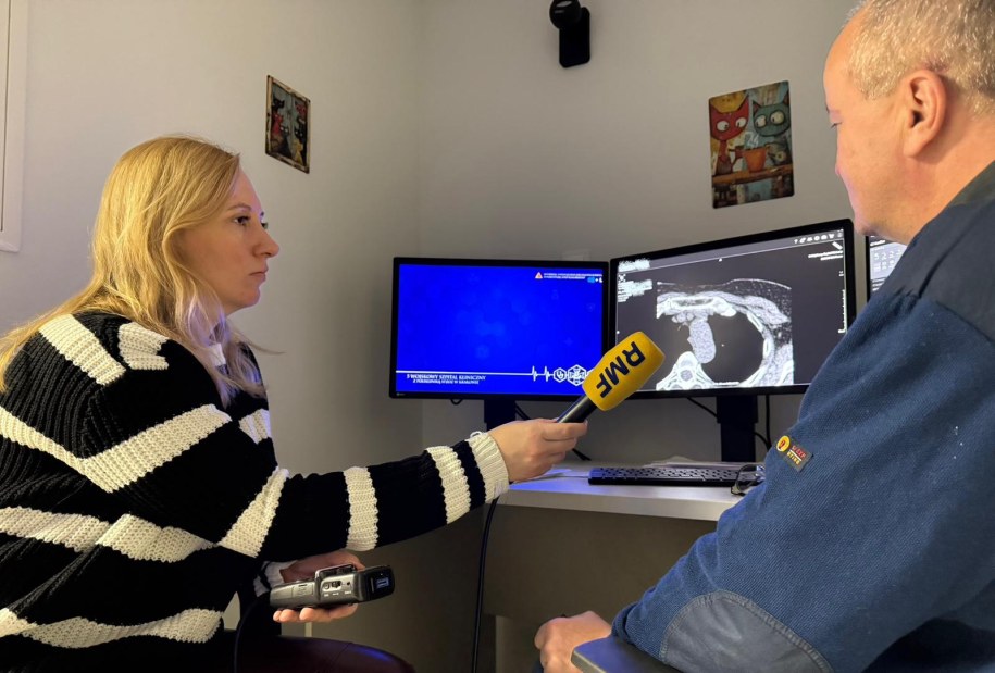 Dziennikarka portalu Twoje Zdrowie RMF24 rozmawia z mgr inż. Pawłem Banysiem, pełnomocnikiem dyrektora do spraw fizyki medycznej i nowych technologii /Wojskowy Szpital Kliniczny w Krakowie /