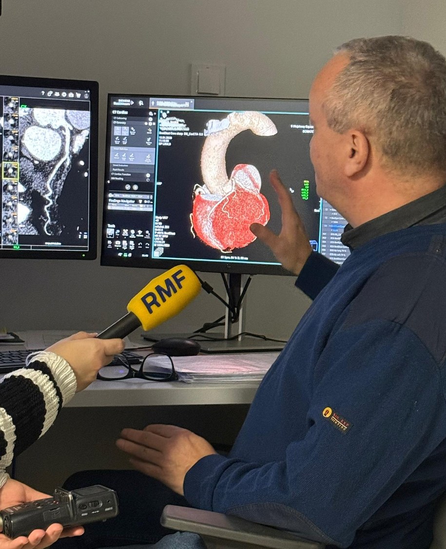 Dziennikarka portalu Twoje Zdrowie RMF24 rozmawia z mgr inż. Pawłem Banysiem, pełnomocnikiem dyrektora do spraw fizyki medycznej i nowych technologii /Wojskowy Szpital Kliniczny w Krakowie /