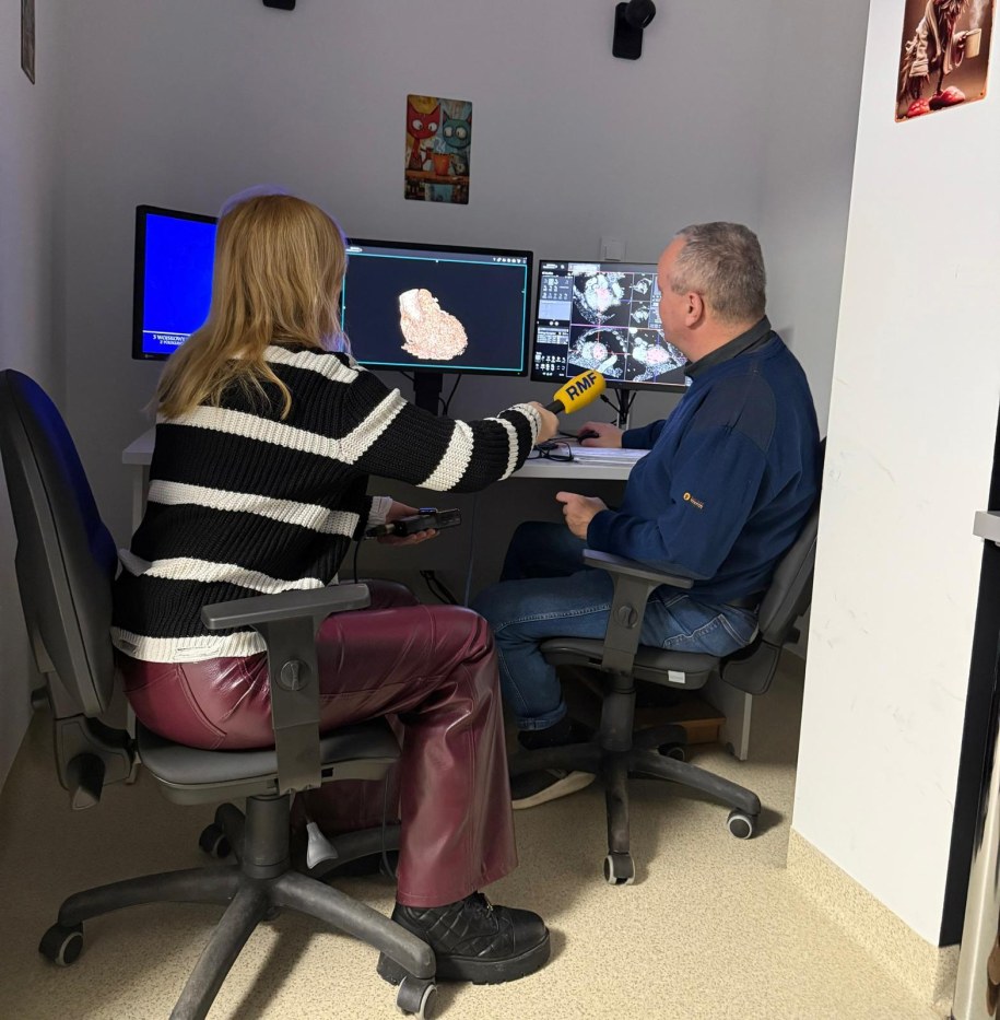 Dziennikarka portalu Twoje Zdrowie RMF24 rozmawia z mgr inż. Pawłem Banysiem, pełnomocnikiem dyrektora do spraw fizyki medycznej i nowych technologii /Wojskowy Szpital Kliniczny w Krakowie /