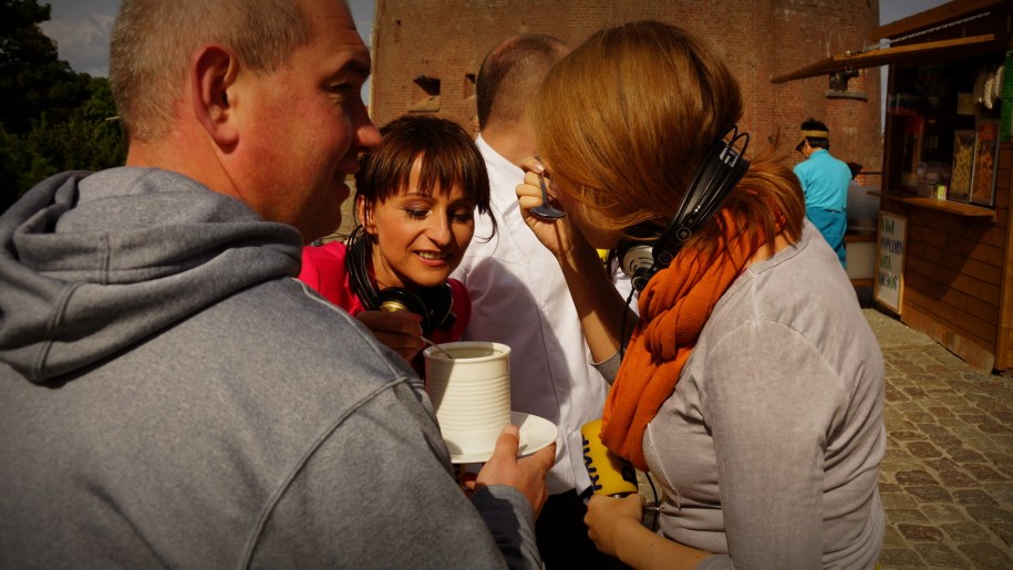 Dziennikarki RMF FM zachwycają się dorszem w solance /Michał Dukaczewski /RMF FM